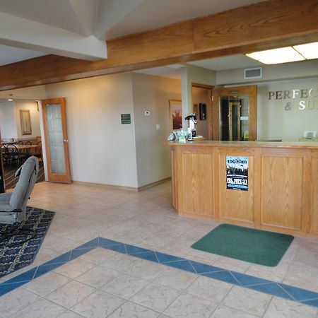 Weyburn Perfect Inns & Suites מראה חיצוני תמונה