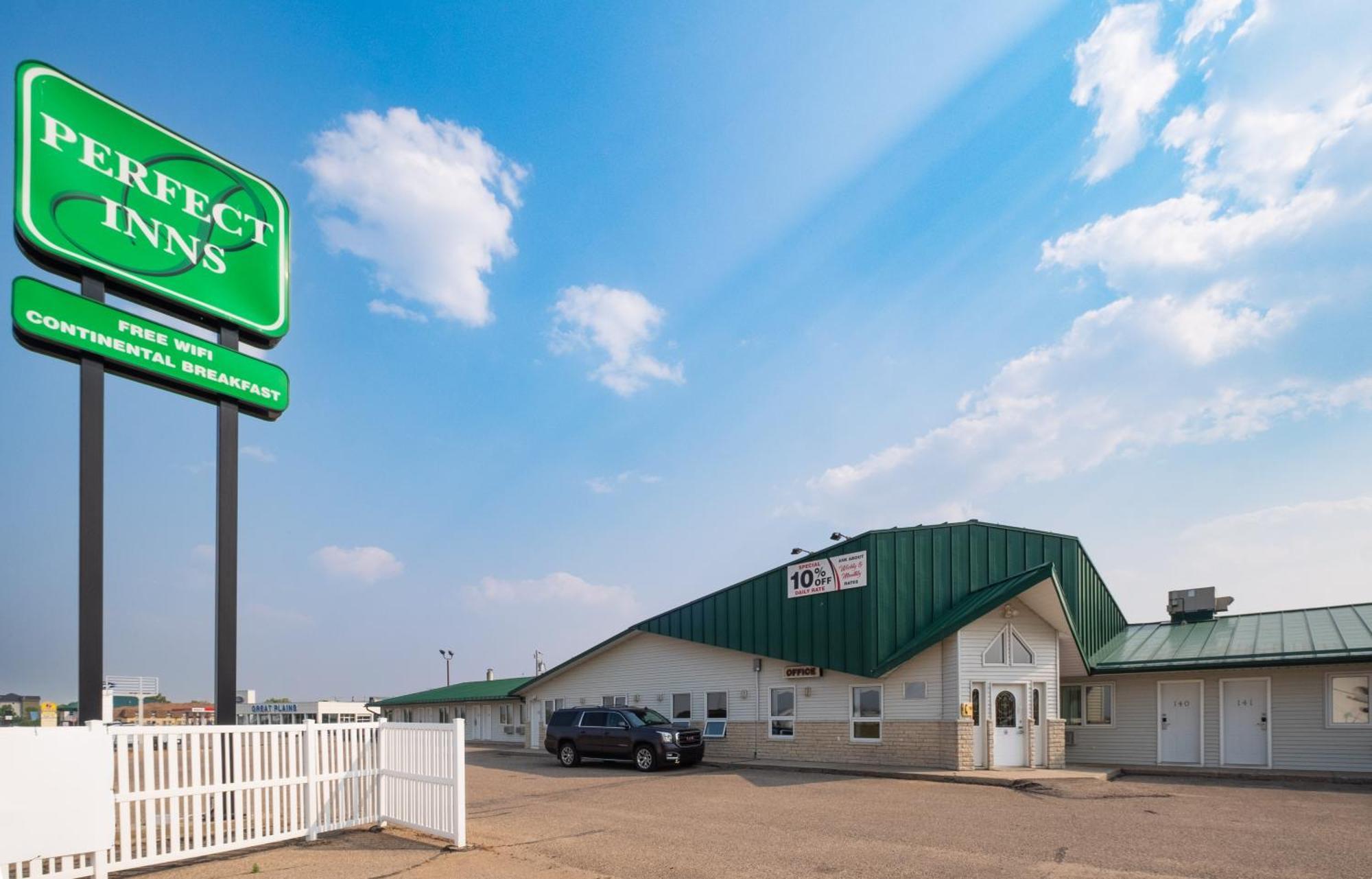 Weyburn Perfect Inns & Suites מראה חיצוני תמונה