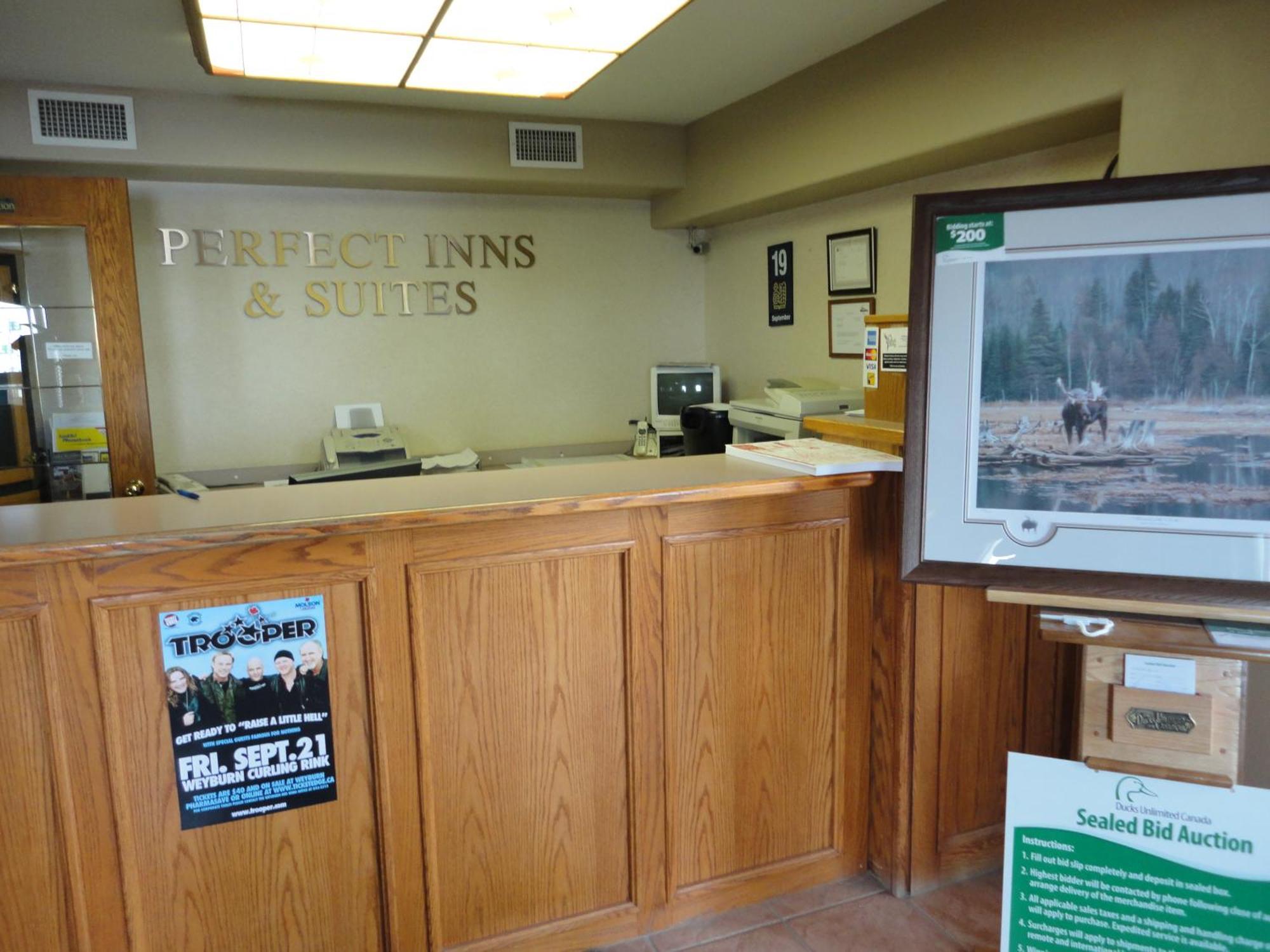 Weyburn Perfect Inns & Suites מראה חיצוני תמונה