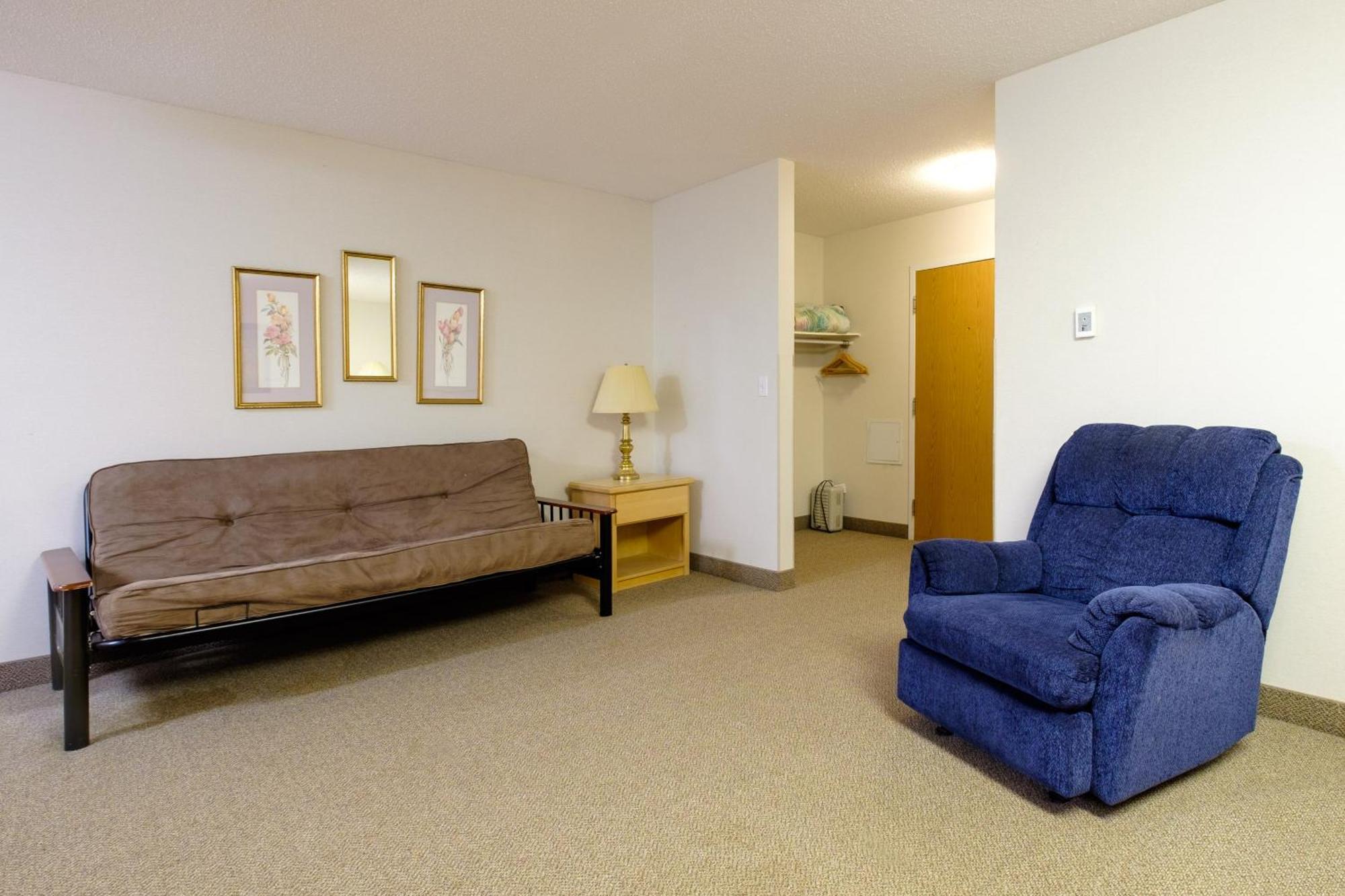Weyburn Perfect Inns & Suites חדר תמונה