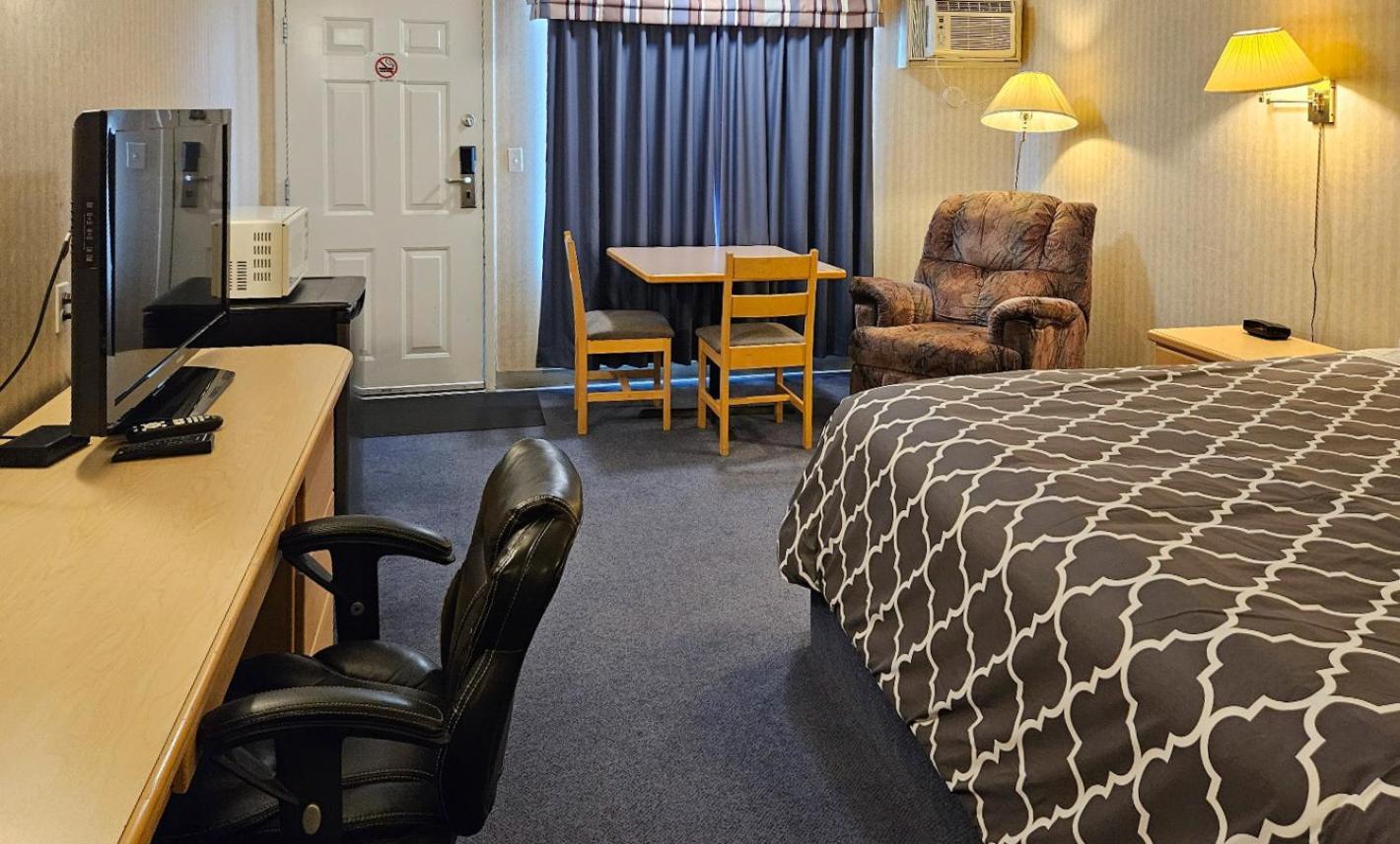 Weyburn Perfect Inns & Suites מראה חיצוני תמונה